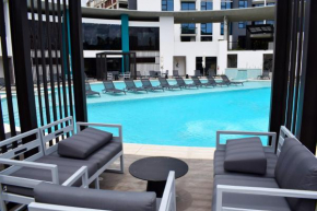 Apartamento con piscina y espacio de trabajo